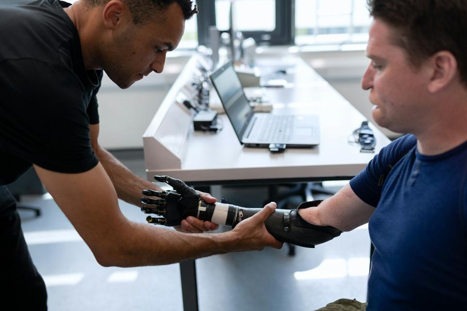 <font style="vertical-align: inherit;"><font style="vertical-align: inherit;"><font style="vertical-align: inherit;"><font style="vertical-align: inherit;">man in blue crew neck t-shirt holding black and white bottle</font></font></font></font>